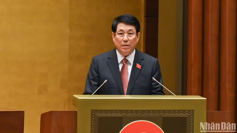 El presidente de Vietnam, Luong Cuong, pronuncia un discurso al asumir su cargo, en el octavo período de sesiones de la Asamblea Nacional de la XV legislatura.