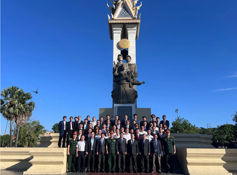 La delegación de la Agregaduría de Defensa de Vietnam en Camboya colocó flores en el Monumento a la Amistad Vietnam-Camboya.