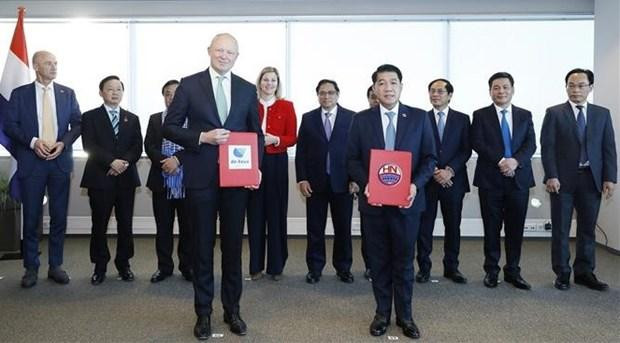 Intercambio de memorando de entendimiento de cooperación entre empresas de ambos países (Fotografía: VNA)