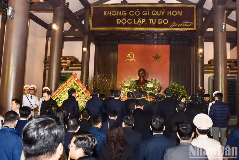Los delegados rinden homenaje al tío Ho.