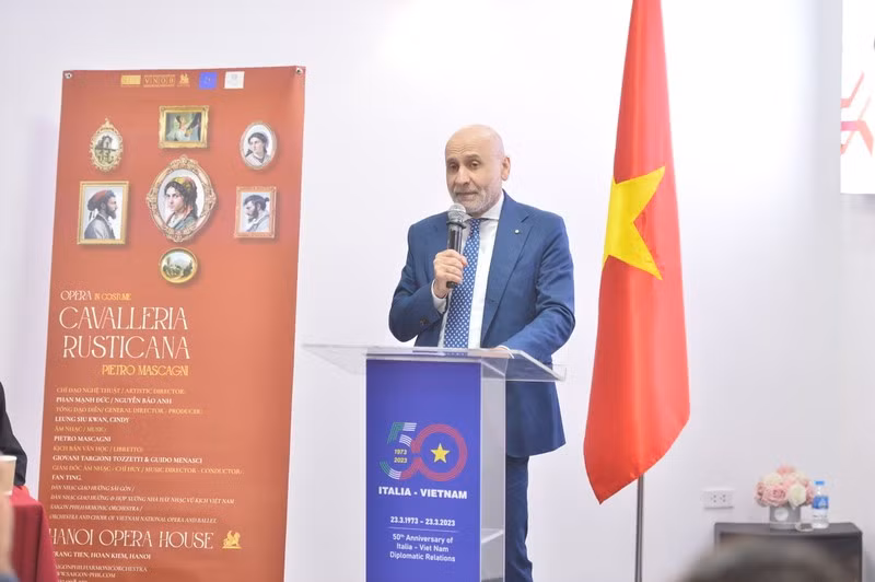 El embajador de Roma en Vietnam, Antonio Alessandro, habla en la conferencia de prensa. 