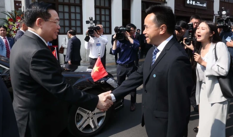 Representantes locales y de la zona de reliquias históricas dedicada al Presidente Ho Chi Minh en Kunming dan la bienvenida al presidente de la Asamblea Nacional, Vuong Dinh Hue. 