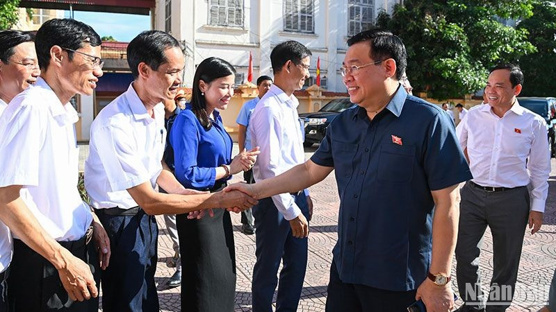 El titular del Legislativo, Vuong Dinh Hue, con votantes en el distrito de Vinh Bao. 