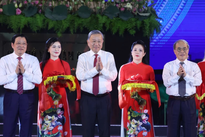 El secretario general del Partido Comunista de Vietnam, To Lam, y delegados en la inauguración de la estatua "El Tío Ho visita su tierra natal". (Foto: VNA)
