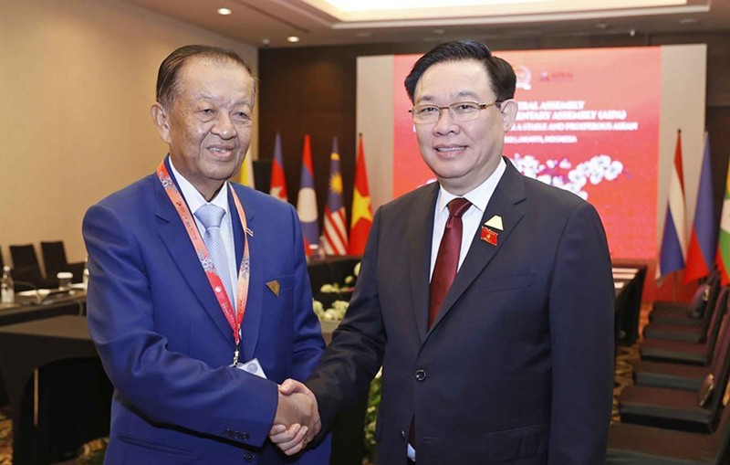 El titular de la Cámara de Representantes y también de la Asamblea Nacional de Tailandia, Wan Muhamad Noor Matha, y el presidente del Parlamento de Vietnam, Vuong Dinh Hue. (Fotografía: VNA)