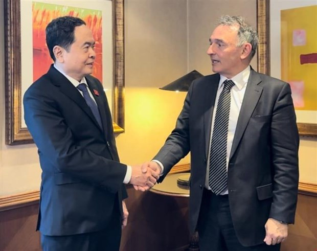 El vicepresidente de la Asamblea Nacional de Vietnam Tran Thanh Man y el secretario general del Partido Comunista de España, Enrique Fernando Santiago Romero. (Fotografía: VNA)