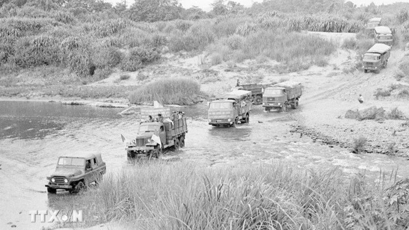 Por todos los medios, rudimentarios y mecánicos, los soldados de transporte de Tay Nguyen trasladan mercancías para abastecer la campaña (1975). (Foto: Thanh Tung/VNA)