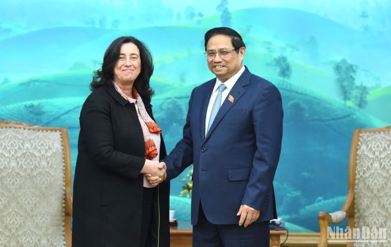 El primer ministro de Vietnam, Pham Minh Chinh, recibe a la vicepresidenta regional del BM para Asia Oriental y el Pacífico, Manuela V. Ferro.