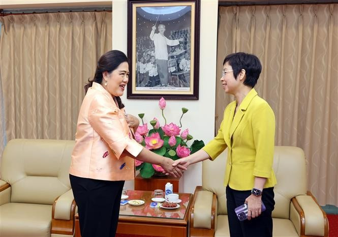 La directora general de la VNA, Vu Viet Trang (derecha), recibe a su similar del PRD, Sudruetai Lertkasem. (Foto: VNA)