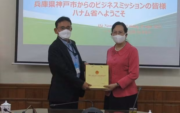 Achiwa Noriyuki, presidente de la Asociación de Industria, Mecánica y Máquinas de la ciudad de Kobe y Le Thi Thuy, secretaria del Comité partidista en Ha Nam (Fotografía: VNA)