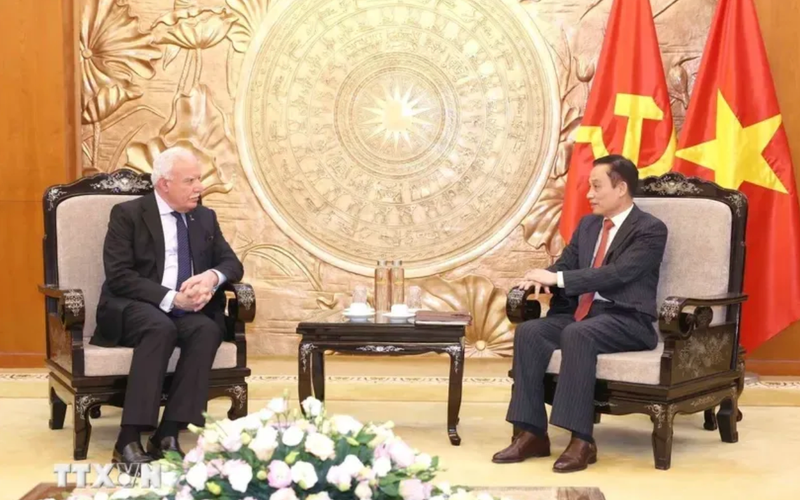 El jefe de la Comisión de Relaciones Exteriores del Comité Central del Partido Comunista de Vietnam, Le Hoai Trung, recibe a Riad Malki, asesor del Presidente para Asuntos Internacionales y enviado especial del Estado de Palestina. (Foto: VNA)