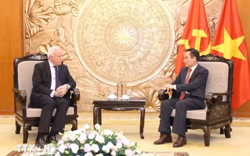 El jefe de la Comisión de Relaciones Exteriores del Comité Central del Partido Comunista de Vietnam, Le Hoai Trung, recibe a Riad Malki, asesor del Presidente para Asuntos Internacionales y enviado especial del Estado de Palestina. (Foto: VNA)