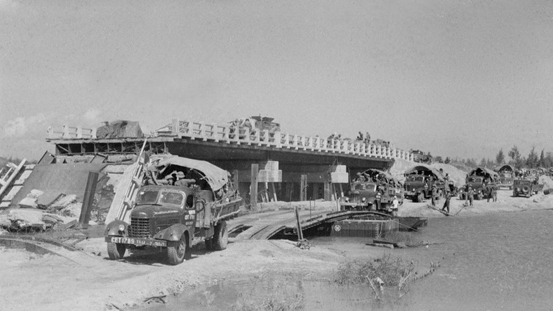 Unidades de tanques e infantería mecanizada liberan Buon Ma Thuot (1975). (Foto: Anh Ton/VNA)