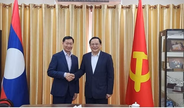 El primer ministro de Laos, Sonexay Siphandone (derecha), y el ministro de Minas y Energía de Camboya, Keo Rattanak, en la reunión en Vientián. (Foto: Khmer Times)