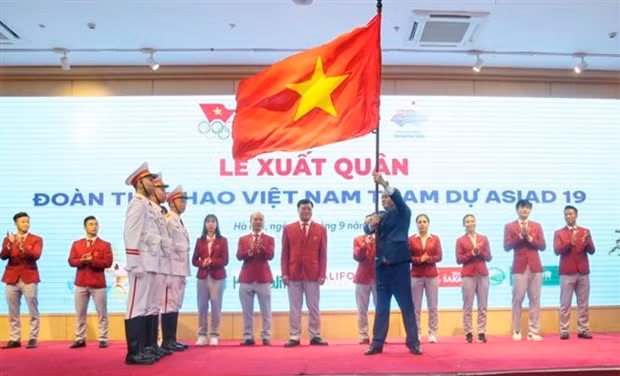 El vicepresidente de la Asamblea Nacional de Vietnam Tran Quang Phuong entrega bandera a la delegación deportiva de Vietnam. (Fotografía: VNA)