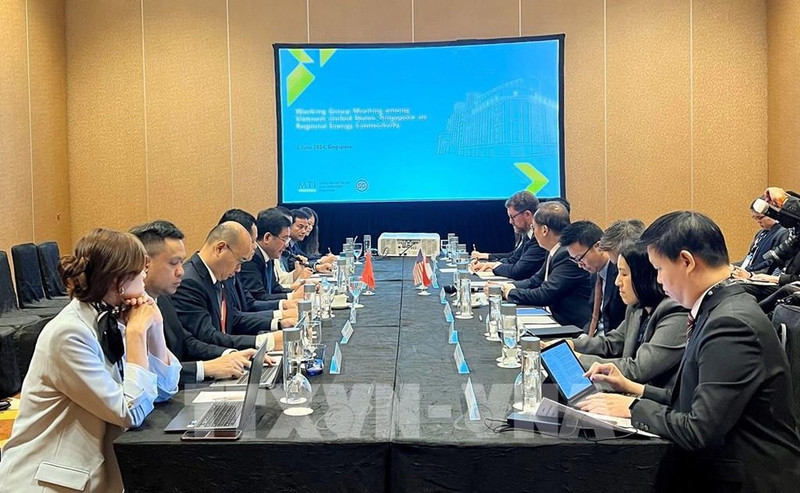 En la reunión entre Vietnam, Singapur y Estados Unidos sobre la exportación de electricidad a gran escala. (Foto: VNA)