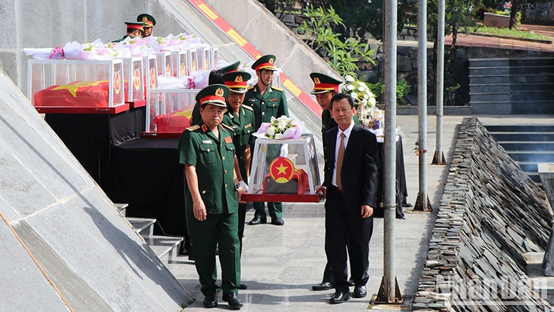 Entierran restos de soldados vietnamitas caídos en Laos y Camboya.