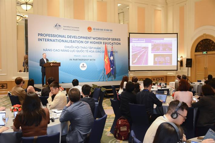 John Molony, vicerrector adjunto de la Universidad Deakin habla en el evento (Foto: moet.gov.vn)