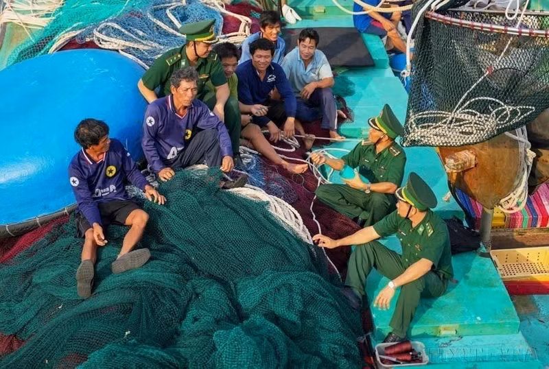 Los oficiales y soldados de la estación de guardia fronteriza de Truong Sa, de la provincia de Khanh Hoa, siempre apoyan a los pescadores. Los oficiales y soldados de la estación de guardia fronteriza de Truong Sa, de la provincia de Khanh Hoa, siempre apoyan a los pescadores.
