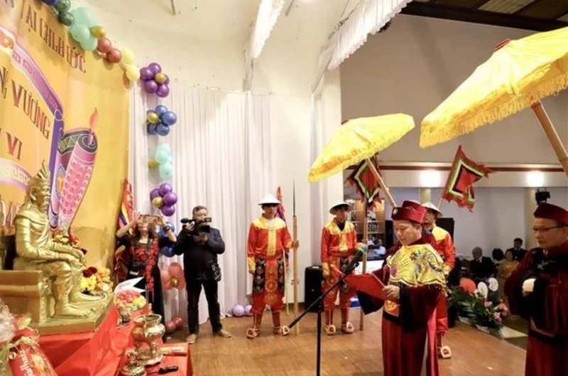 La Asociación de Compatriotas de la provincia norvietnamita de Vinh Phuc en Alemania celebra solemnemente una ceremonia de conmemoración a los Reyes Hung. (Foto: VNA)