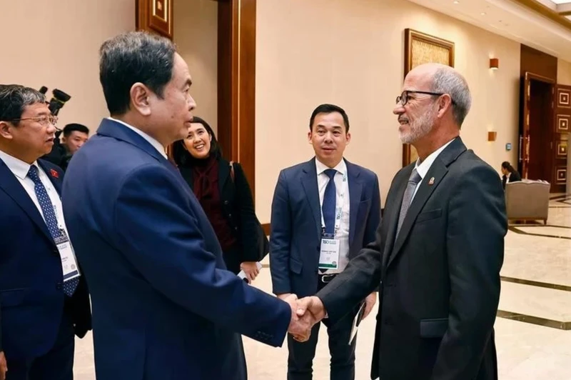 El presidente de la Asamblea Nacional de Vietnam, Tran Thanh Man, sostiene un encuentro con Rolando González, presidente del Parlamento Latinoamericano y Caribeño (Parlatino) y titular de la Comisión de Relaciones Internacionales de la Asamblea Nacional del Poder Popular de Cuba. (Foto: VNA)