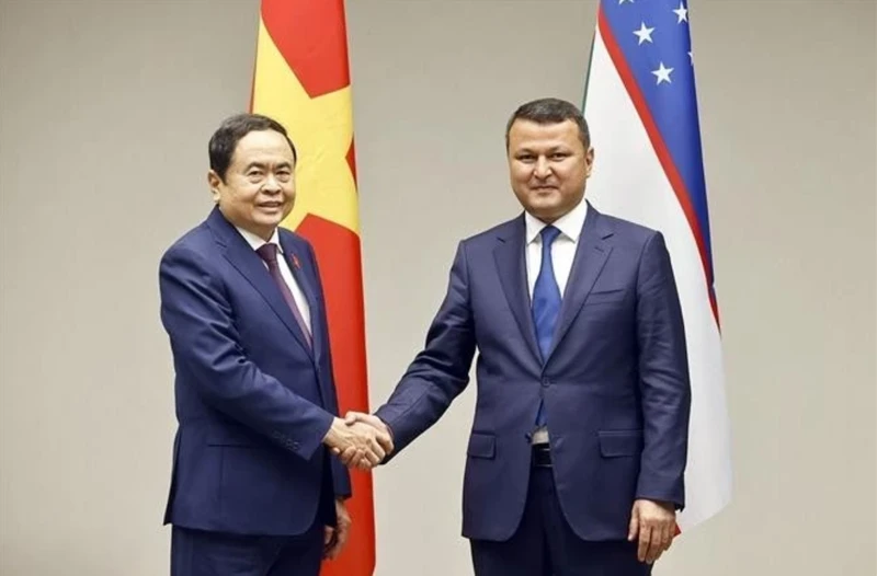 El presidente de la Asamblea Nacional de Vietnam, Tran Thanh Man, recibe a Sariev Kakhramon Ramatullaevich, presidente del Comité de Relaciones Interétnicas y Lazos Amistosos con Países Extranjeros. (Fuente: VNA)