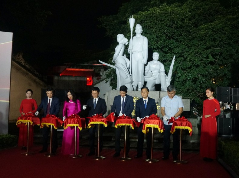A la ceremonia inaugural del evento asiste Nguyen Manh Hung, ministro de Información y Comunicación. 