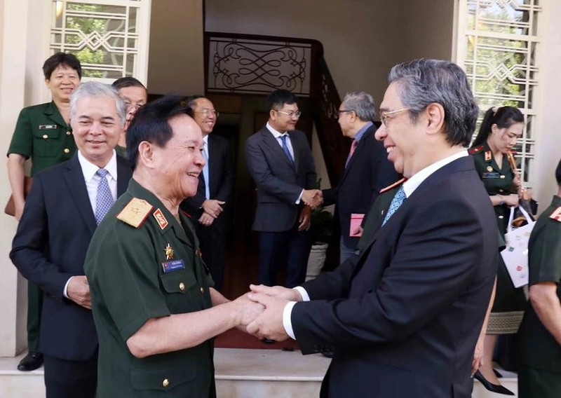 El subsecretario del Comité del Partido Comunista de Vietnam en Ciudad Ho Chi Minh, Nguyen Phuoc Loc (derecha), recibe al mayor general Phalom Linthong, presidente de la Asociación de Veteranos de Vientián. (Foto: VNA)