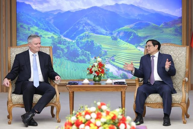 El primer ministro de Vietnam, Pham Minh Chinh, recibe al secretario general de la OCDE, Mathias Cormann. (Fotografía: VGP)