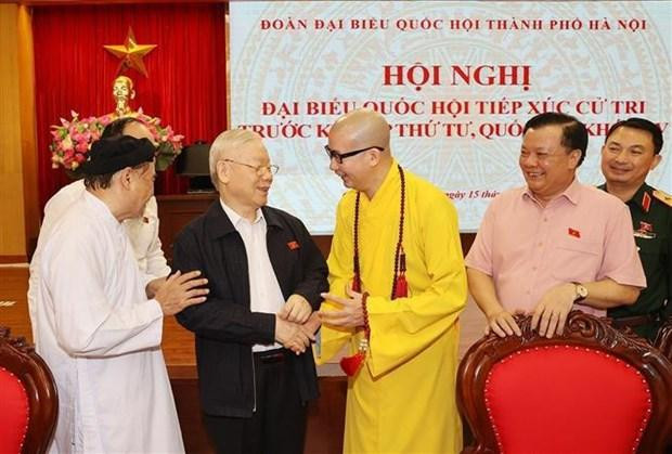 El secretario general del PCV, Nguyen Phu Trong, se reúne con votantes. (Fotografía: VNA)