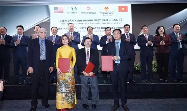 El primer ministro de Vietnam, Pham Minh Chinh, presencia el intercambio de acuerdos de cooperación entre las empresas de ambas naciones.