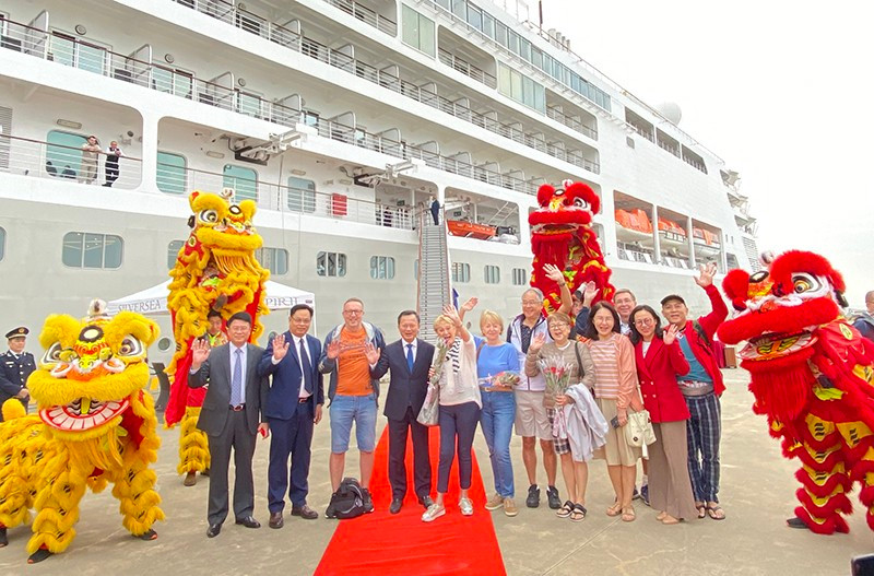 Durante las vacaciones del Año Nuevo Lunar (Tet) 2023, Vietnam recibe un gran número de turistas nacionales y foráneos. (Fotografía: hanoimoi.com.vn)