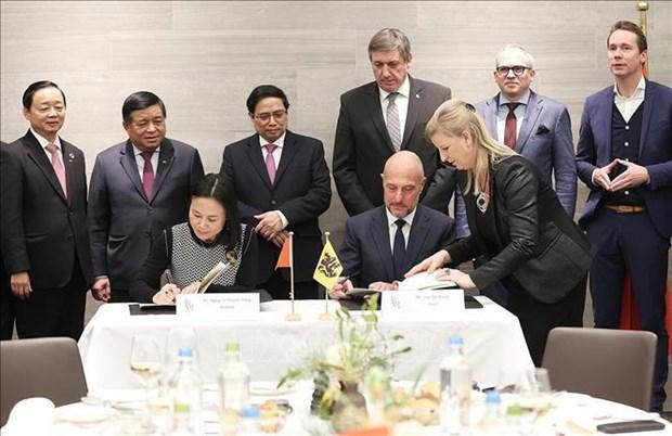 El primer ministro Pham Minh Chinh y el ministro- presidente de Flandes, Jan Jambon, presencian la firma de la carta de intención. (Fotografía: VNA)