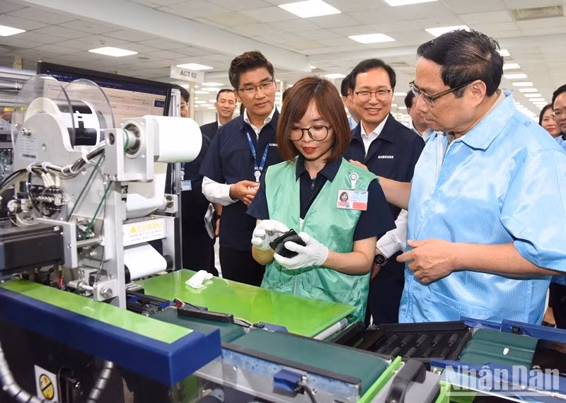 Minh Chinh conversa con los empleados.