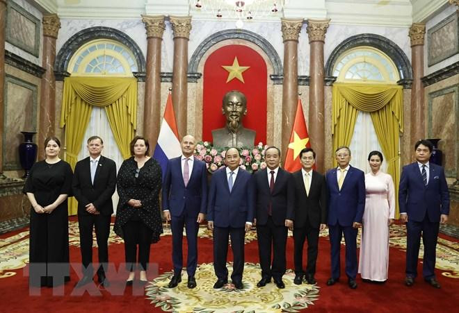 El presidente de Vietnam, Nguyen Xuan Phuc, recibe al embajador de los Países Bajos, Kees Van Baar. (Fotografía: VNA)
