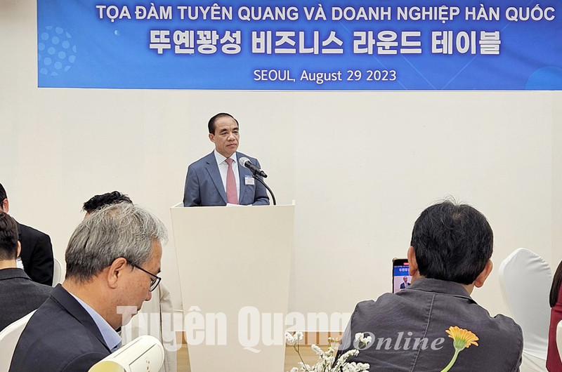 Chau Van Lam, secretario del Comité del Partido de la provincia de Tuyen Quang, habla en el evento. (Fotografía: baotuyenquang.com.vn)