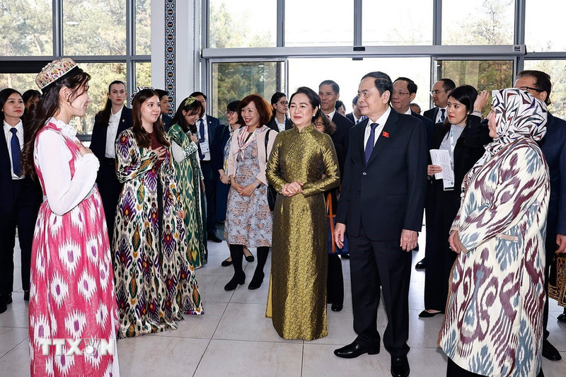 El presidente de la Asamblea Nacional de Vietnam, Tran Thanh Man, y su esposa con profesores y estudiantes que aprenden el idioma vietnamita en la Universidad Estatal de Estudios Orientales de Tashkent. (Foto: VNA)