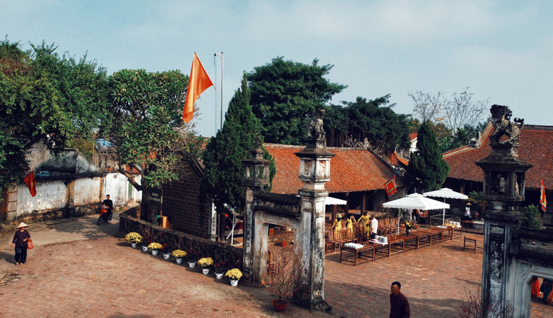La casa comunal Mong Phu decorada con flores de primavera.