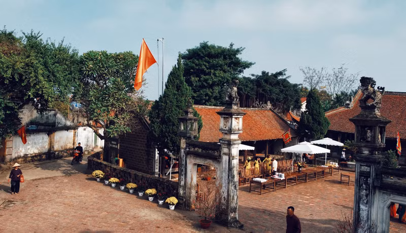 La casa comunal Mong Phu decorada con flores de primavera.