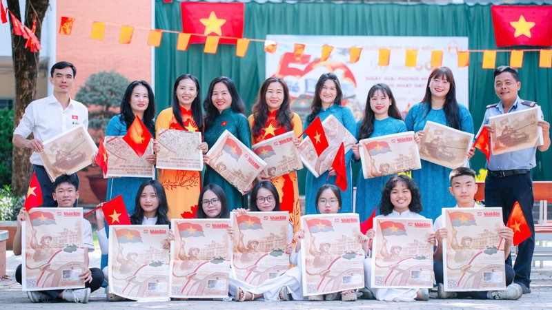 Docentes y estudiantes en Dong Nai con el suplemento especial del periódico Nhan Dan.