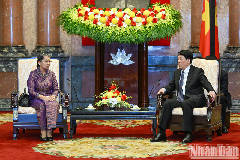 El presidente de Vietnam, Luong Cuong, recibe a Men Sam An, vicepresidenta del Partido Popular de Camboya (Foto: Nhan Dan)