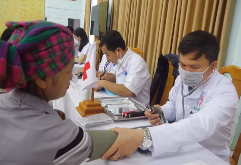 Médicos militares de la Guardia de Fronteras de la provincia central de Quang Binh ofrecen reconocimientos médicos y medicamentos gratuitos a los habitantes de la comuna de Dan Hoa, distrito de Minh Hoa.