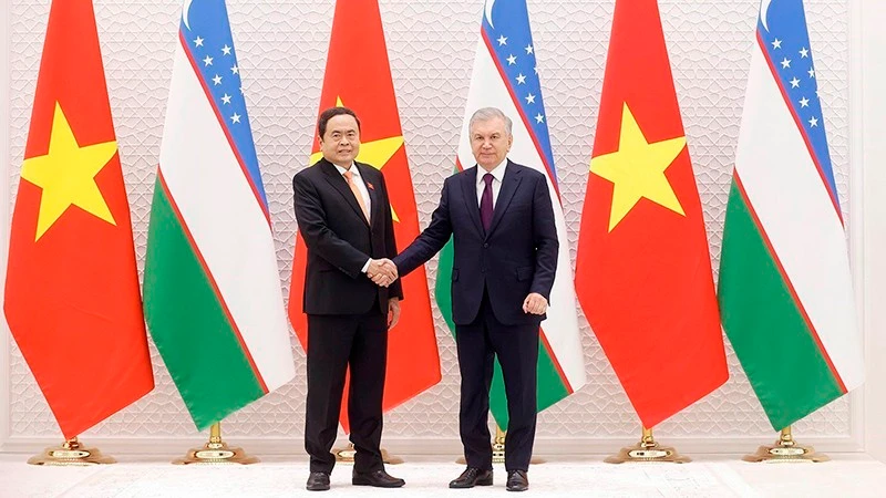 El titular de la Asamblea Nacional de Vietnam, Tran Thanh Man, y el presidente de Uzbekistán, Shavkat Mirziyoyev. (Foto: VNA)
