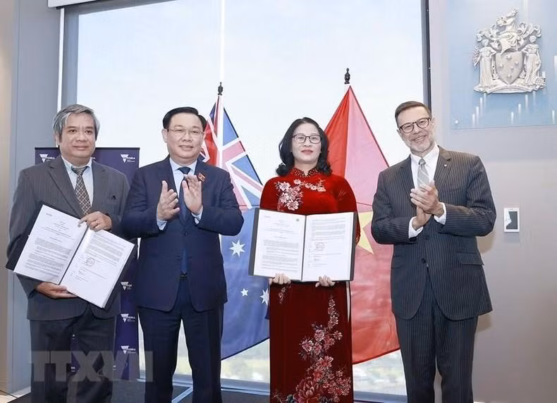 En la ceremonia de firma del memorando de entendimiento entre universidades de los dos países.