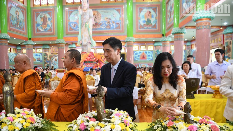 La viceministra de Relaciones Exteriores de Vietnam Le Thi Thu Hang y los delegados en el evento. 