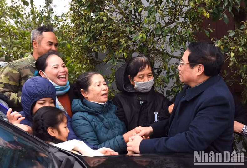 Minh Chinh saluda a la población en el área del proyecto.