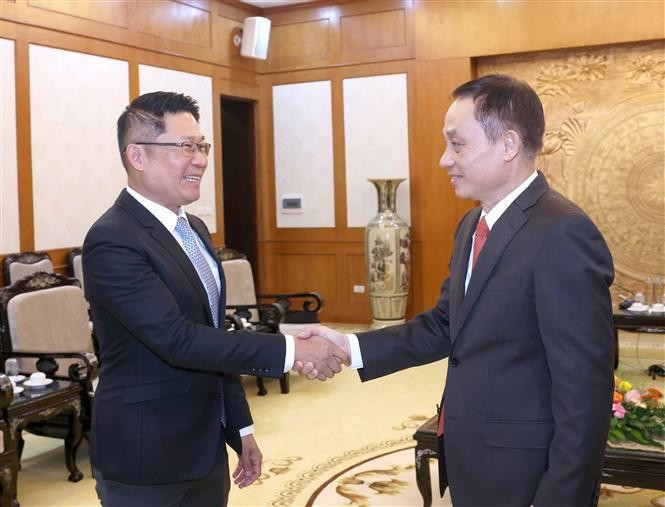 Le Hoai Trung, secretario del Comité Central del Partido Comunista de Vietnam y jefe de su Comisión de Relaciones Exteriores, recibe a Valaxay Lengsavad subjefe de la Comisión de Relaciones Exteriores del Comité Central del Partido Popular Revolucionario de Laos. (Foto: VNA)