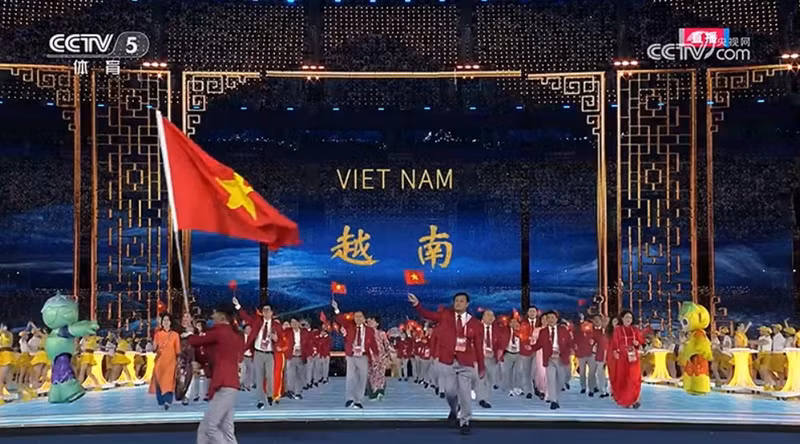 Los dos abanderados son la tiradora Nguyen Thi Huong y el nadador Nguyen Huy Hoang.