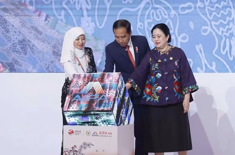 El presidente de Indonesia, Joko Widodo, y la presidenta de la Cámara de Representantes de Indonesia, y titular de AIPA-44, Puan Maharani en el evento.