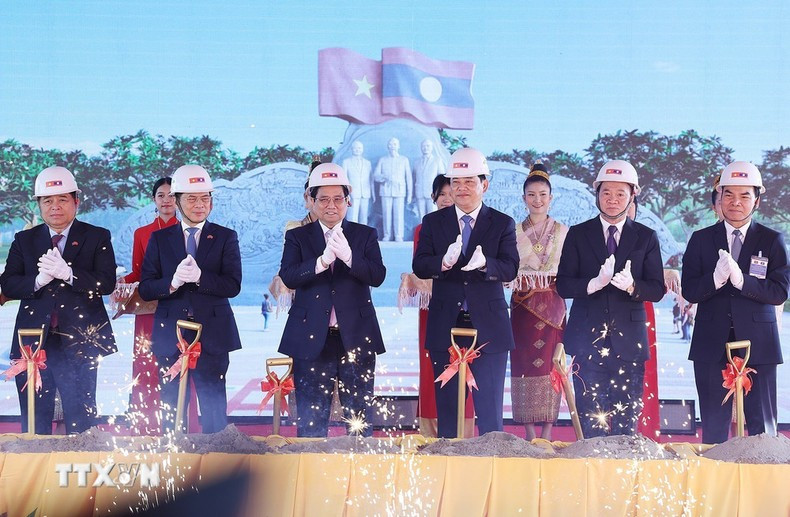 El primer ministro vietnamita, Phạm Minh Chinh, y su homólogo laosiano, Sonexay Siphandone, en el evento. (Foto: VNA)